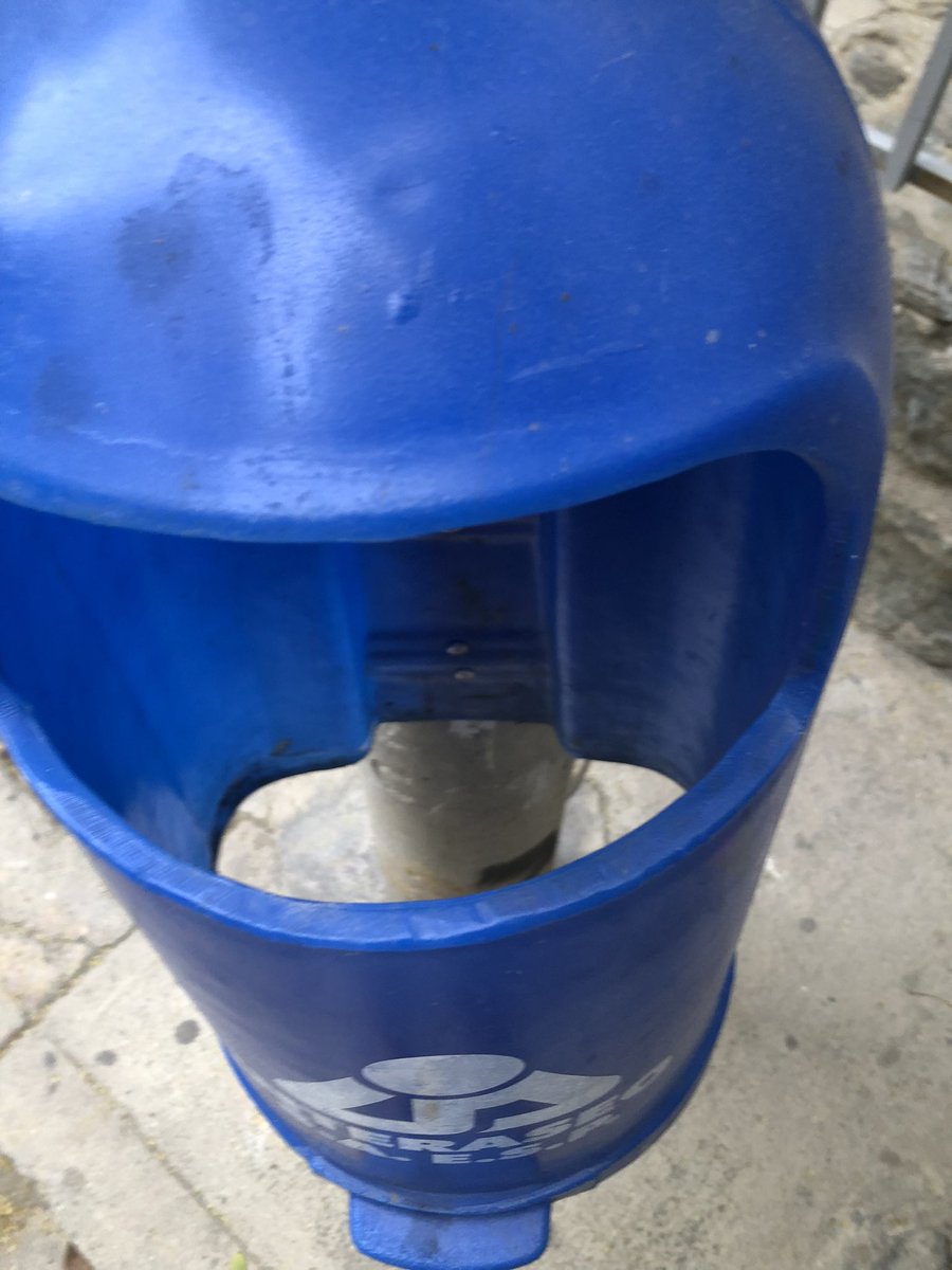 LosCocosLive's tweet photo. Apreciada @AnaKaCasta requerimos un empujónsito de voz como nuestra edil para intermediar con @GrupoInteraseo a ver si se dignan a resolver esta bochornosa situación de las canecas ubicadas de la calle 22 a la 29 entre carreras 1a y 3. Fotos de hoy y llevan más de 15 días así https://t.co/zHOHX6sxYi