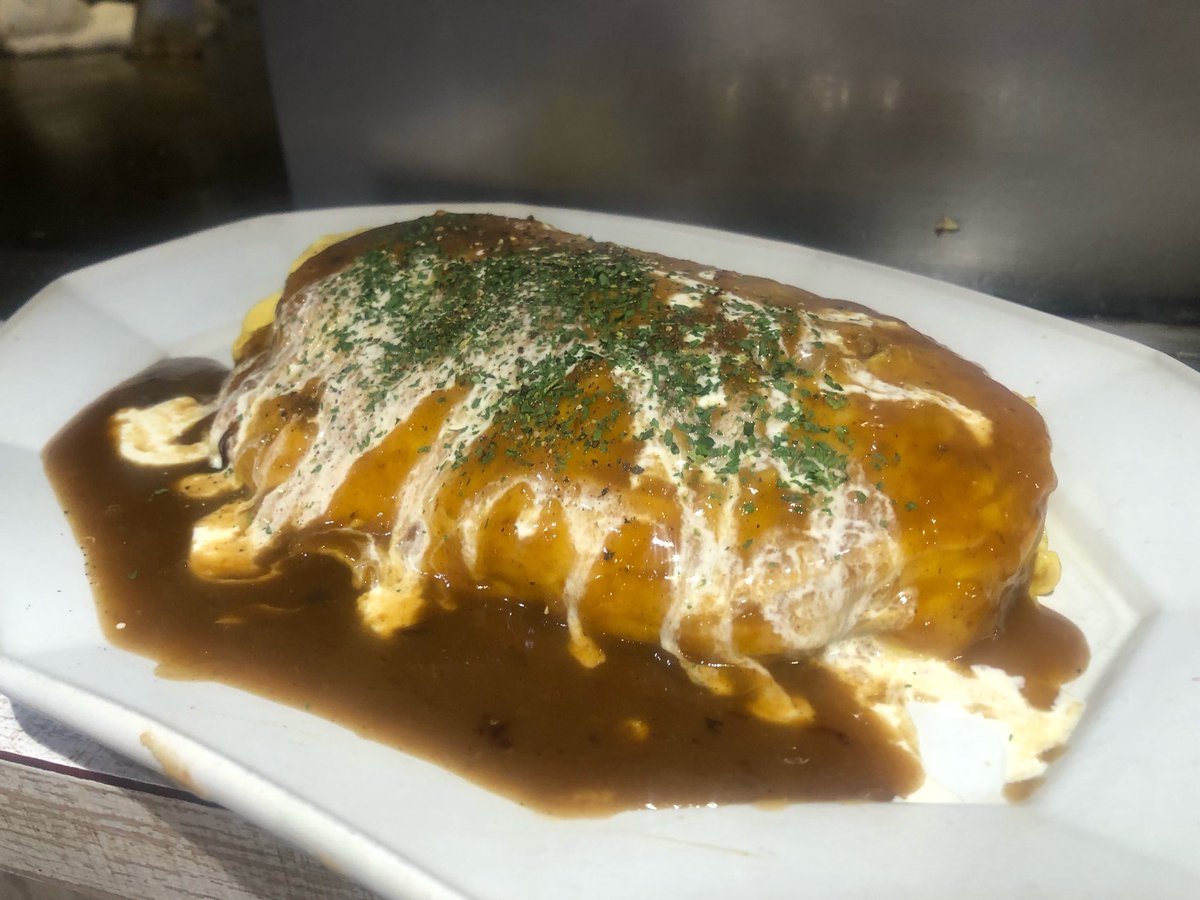 オムライスデミグラス。

飲みのシメに。
お子様にもグッド。

その場で鉄板で作るデミグラスに
こだわりありです＼＼\\٩( 'ω' )و //／／