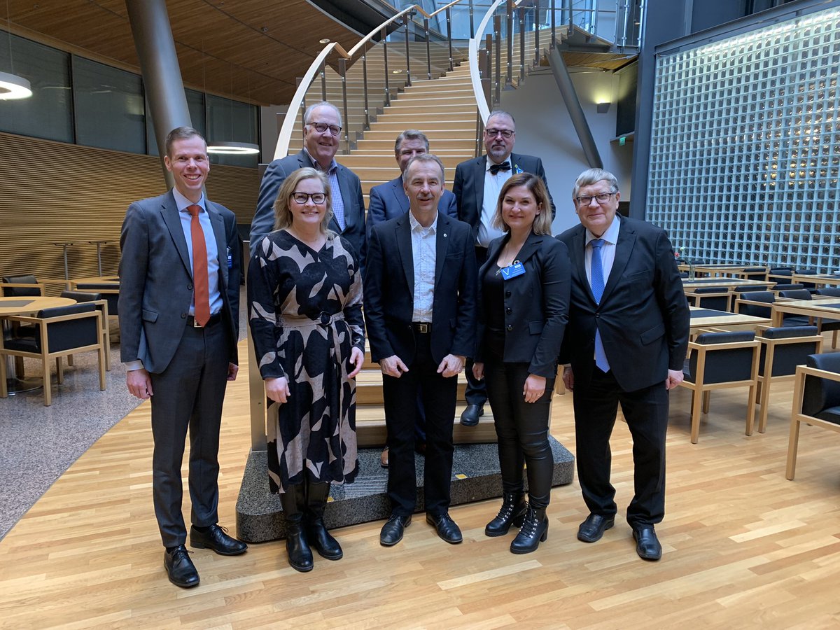 Pro Ysitien ja kansanedustajien yhteinen yhteistyöverkosto kokoontui tänään eduskunnassa puheenjohtaja <a href="/ArtoPirttilahti/">Arto Pirttilahti</a> johdolla. Kiitos Arto ja osallistuneet kansanedustajat! Kuvassa osa osallistuneista sekä Pro Ysitien väkeä. #proysitie #ysitie #ysiväylä #vt9 #liikenne