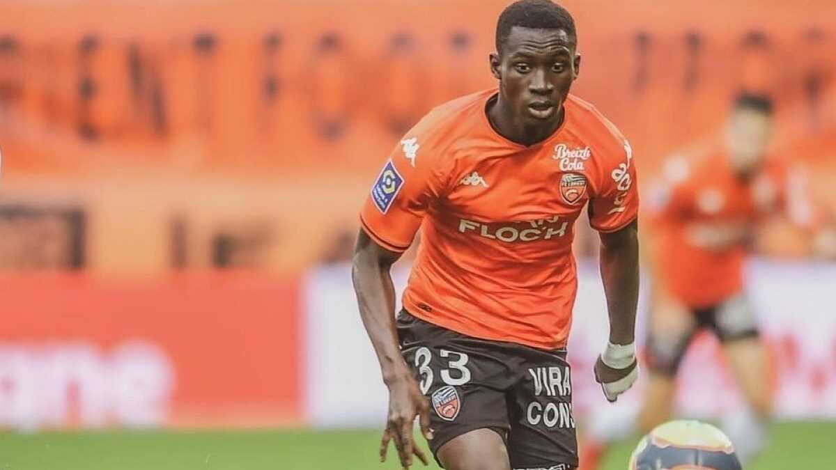 actusainte's tweet photo. 📝#ASSEFCL : Le joueur à suivre… Sambou #Soumano. 🧐
Arrivant de Châteaubriant la saison précédente pour aider la réserve de #Lorient, évoluant en National 2, le jeune sénégalais a vite signé un contrat pro et monté en équipe 1. 🦾
D'après @moffinho_ 👇 https://t.co/iOdqUneZAm