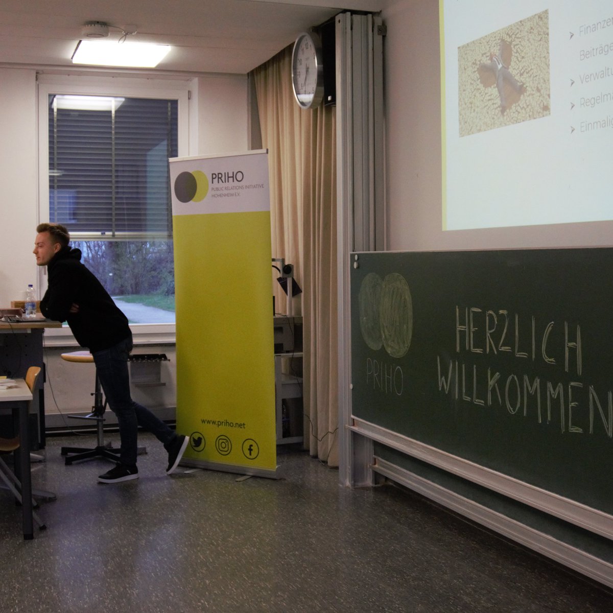Prihoev's tweet photo. Am Montag ist #PRIHO mit einer Auftaktveranstaltung ins neue Semester gestartet!🙌🏼Neben unseren „alten Hasen“ haben auch viele neue Gesichter vorbei geschaut und konnten einen Einblick in die Welt von PRIHO erhalten.🎉
*Die Veranstaltung fand unter 3G-Bedingungen statt. https://t.co/doK1Ln2CyV