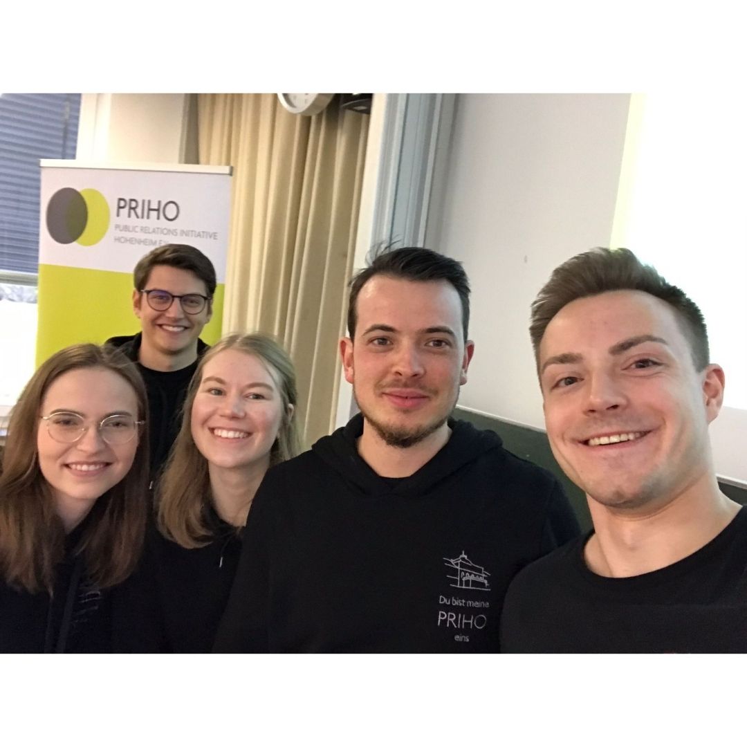 Prihoev's tweet photo. Am Montag ist #PRIHO mit einer Auftaktveranstaltung ins neue Semester gestartet!🙌🏼Neben unseren „alten Hasen“ haben auch viele neue Gesichter vorbei geschaut und konnten einen Einblick in die Welt von PRIHO erhalten.🎉
*Die Veranstaltung fand unter 3G-Bedingungen statt. https://t.co/doK1Ln2CyV