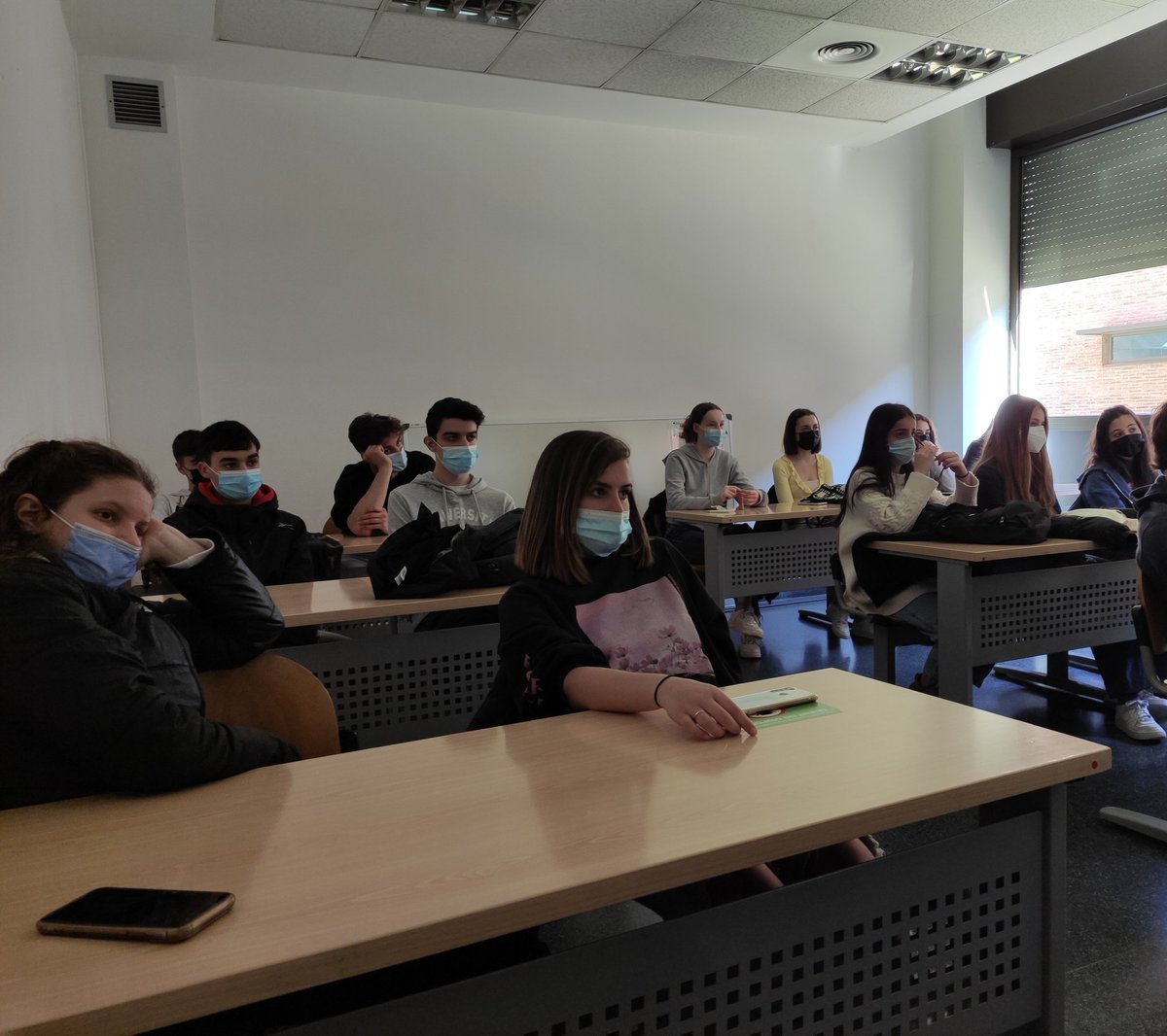 lauravg44's tweet photo. Ahir amb alumnes del Batx. cientifico-tecologic vam visitar el projecte MELiSSA a l'Escola d'Enginyeria de la UAB. @INS_Vilamajor https://t.co/ZzkfxRm3Bj