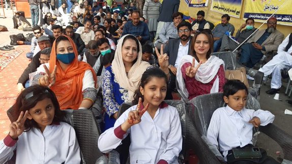 SaminaSarfraz7's tweet photo. We want justice , we want pay and service protection.
#HonorServiceProtectionOrder https://t.co/9fGVK0o38z