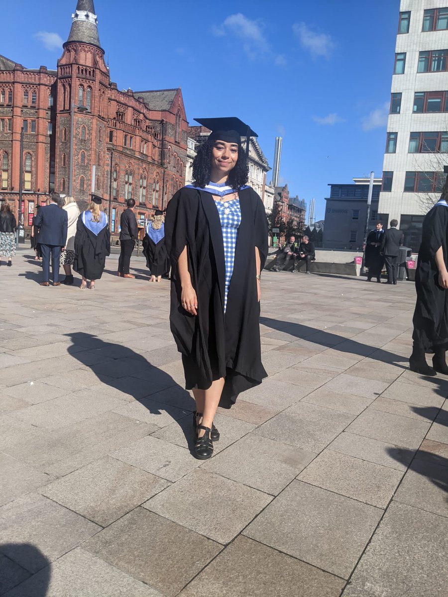 ClaraGalloon's tweet photo. Congratulations to my gorgeous sister @hannahgalloon 🎉🎉❤️ #livunigrad https://t.co/AwYUd0daqo