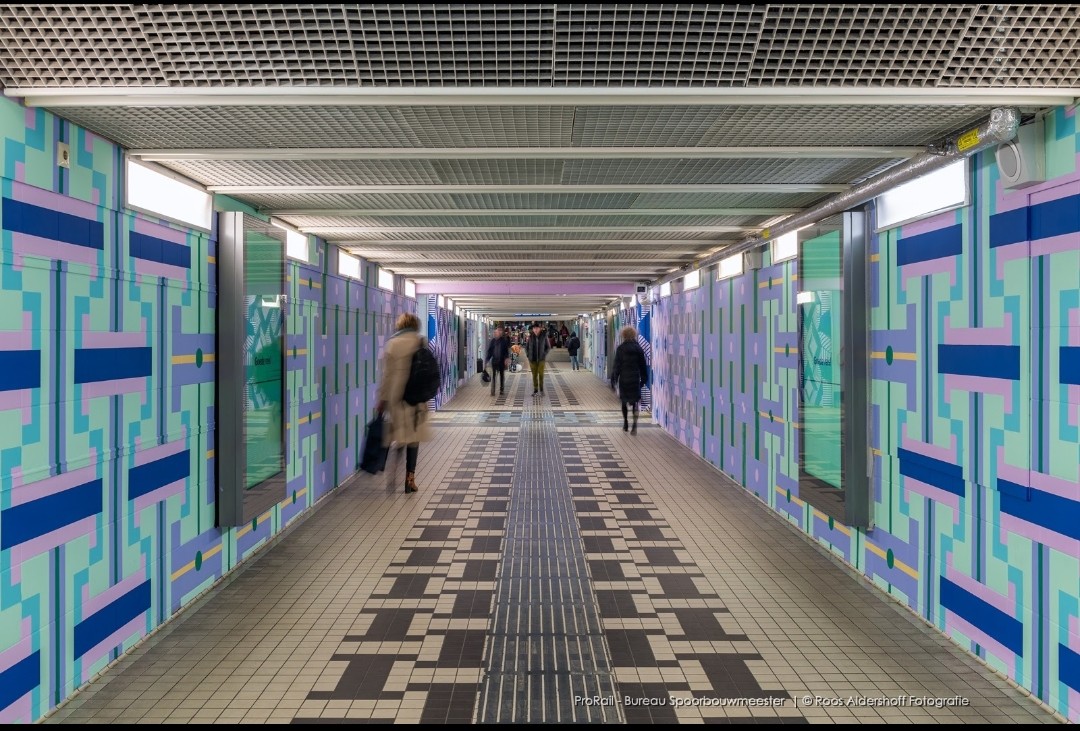 Vandaag om 13:00 uur werd het kunstwerk in de Oosttunnel van Amsterdam Centraal officieel onthuld. Het afgelopen halfjaar is gezamenlijk gewerkt aan deze kleurrijke creatie.  #kunstopnederlandsestations #prorail #nsstations #spoorbeeld   Lees hier verder: spoorbeeld.nl/inspiratie/de-…