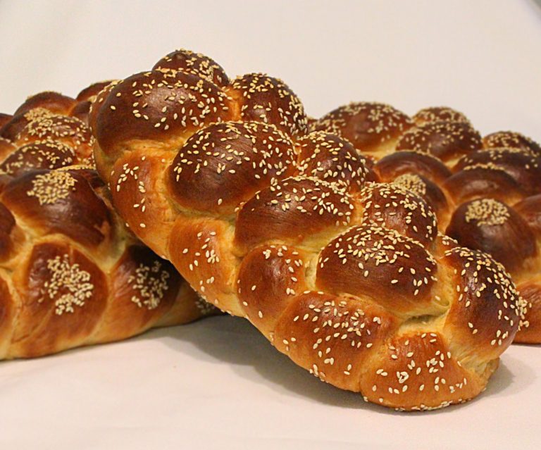 Areyvut's tweet photo. Bake challot and deliver them to friends or family members who were too busy to buy or make their own this Shabbat.
#challot #fresh #shabbatshalom #Areyvut https://t.co/TblZmWYGKI