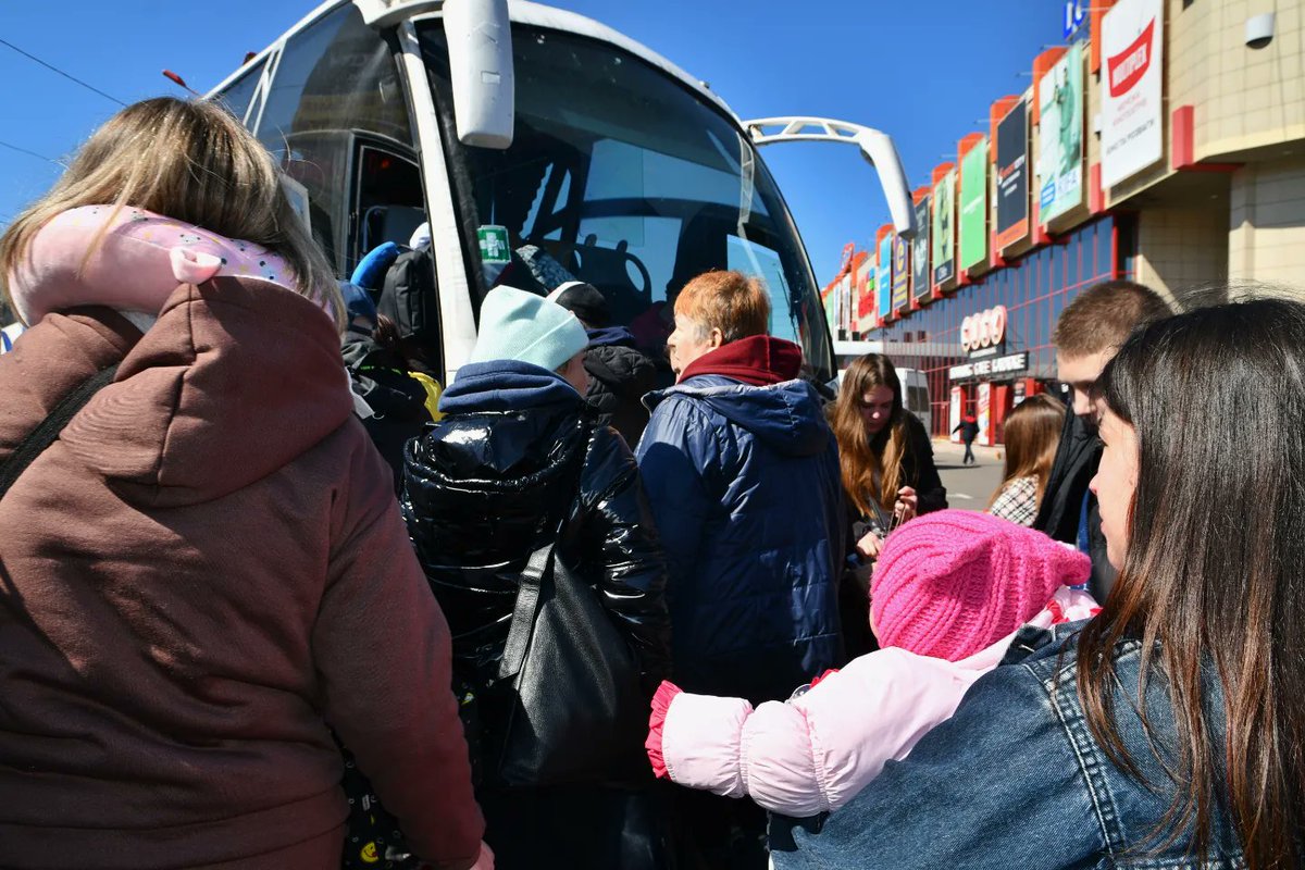 giammarcosicuro's tweet photo. Le decine di vittime degli attacchi missilistici e con bombe a grappolo alle stazioni di #kramatorsk, oggi, e #Mykolaiv, pochi giorni fa, erano esattamente come queste: famiglie, bambini, nonne, animali domestici, fidanzati, gente in attesa di qualcuno che li portasse lontano. https://t.co/9rBIIcXtWQ