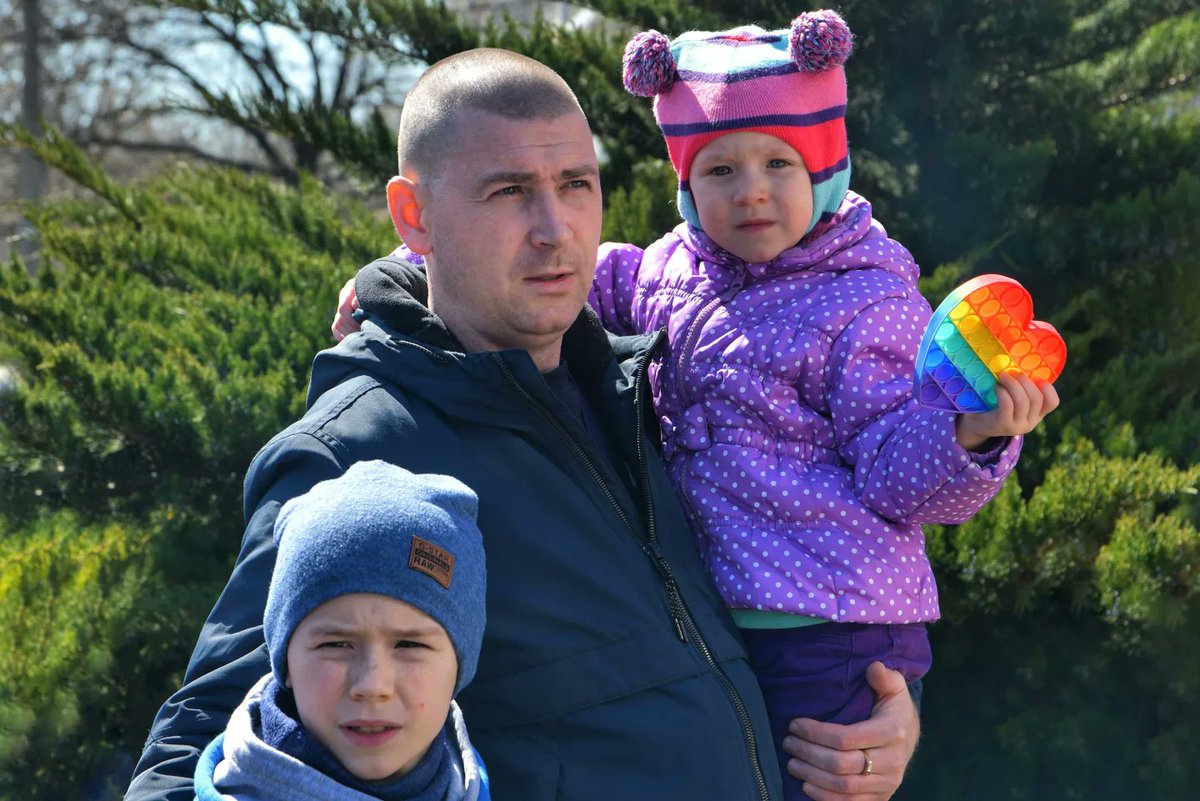 giammarcosicuro's tweet photo. Le decine di vittime degli attacchi missilistici e con bombe a grappolo alle stazioni di #kramatorsk, oggi, e #Mykolaiv, pochi giorni fa, erano esattamente come queste: famiglie, bambini, nonne, animali domestici, fidanzati, gente in attesa di qualcuno che li portasse lontano. https://t.co/9rBIIcXtWQ