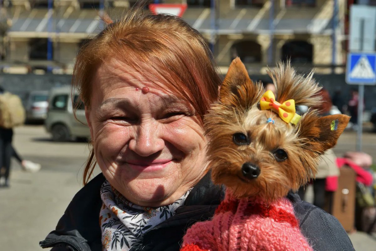giammarcosicuro's tweet photo. Le decine di vittime degli attacchi missilistici e con bombe a grappolo alle stazioni di #kramatorsk, oggi, e #Mykolaiv, pochi giorni fa, erano esattamente come queste: famiglie, bambini, nonne, animali domestici, fidanzati, gente in attesa di qualcuno che li portasse lontano. https://t.co/9rBIIcXtWQ