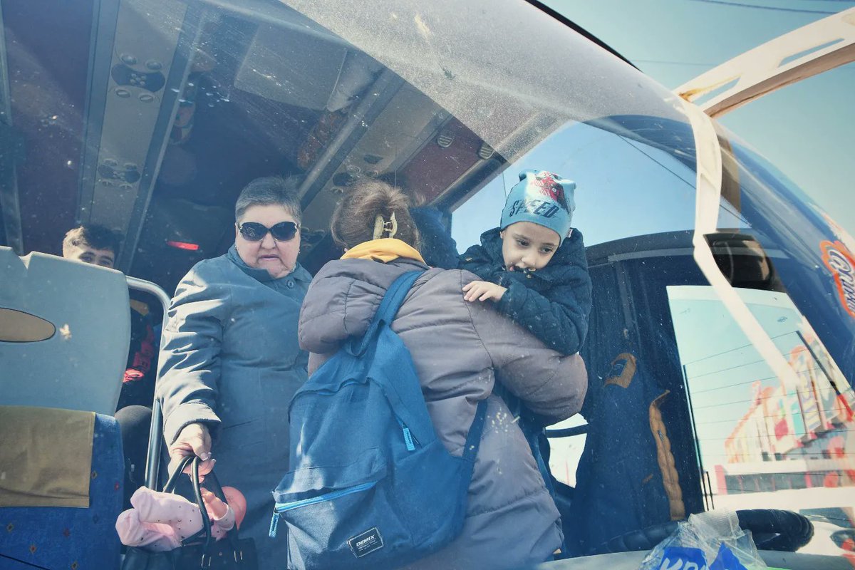 giammarcosicuro's tweet photo. Le decine di vittime degli attacchi missilistici e con bombe a grappolo alle stazioni di #kramatorsk, oggi, e #Mykolaiv, pochi giorni fa, erano esattamente come queste: famiglie, bambini, nonne, animali domestici, fidanzati, gente in attesa di qualcuno che li portasse lontano. https://t.co/9rBIIcXtWQ
