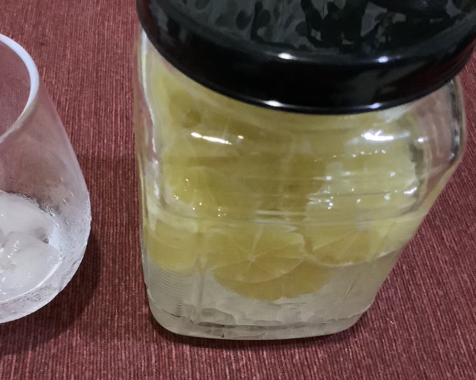 遅く始めた今日が、あっとゆー間に終わってゆく〜
(レモン焼酎、氷砂糖が溶ける前に手をつけてしまった…) 