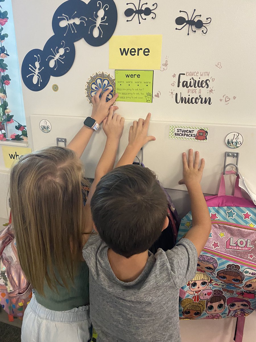 Kindergarten learning site words around the room and reading words in phrases, too! 💚💙#Bulldogsatwork <a href="/Micheled3k/">Michele</a> <a href="/PascoLiteracy/">Pasco Literacy</a>