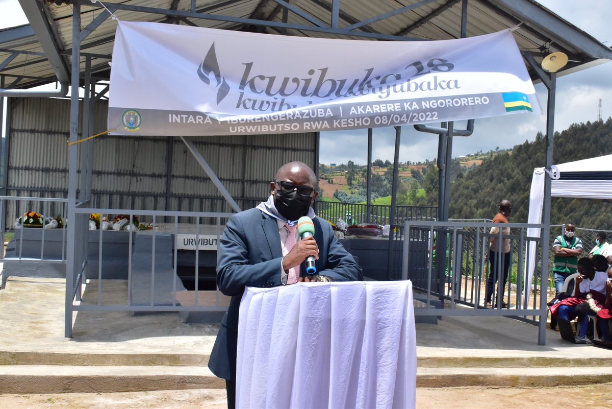 NgororeroDistr's tweet photo. Umuyobozi w'Akarere yihanganishije abarokotse Jenoside. Yagarutse ku mateka y'amacakubiri, inyigisho z'urwango zirimo imbwirwaruhame ya Leon Mugesera yavugiye mu murenge wa Kabaya yatumye imbaga y'inzirakarengane zicwa urw'agashinyaguro zikanarohwa mu mugezi wa Nyabarongo. https://t.co/xlNi7uz6Cs