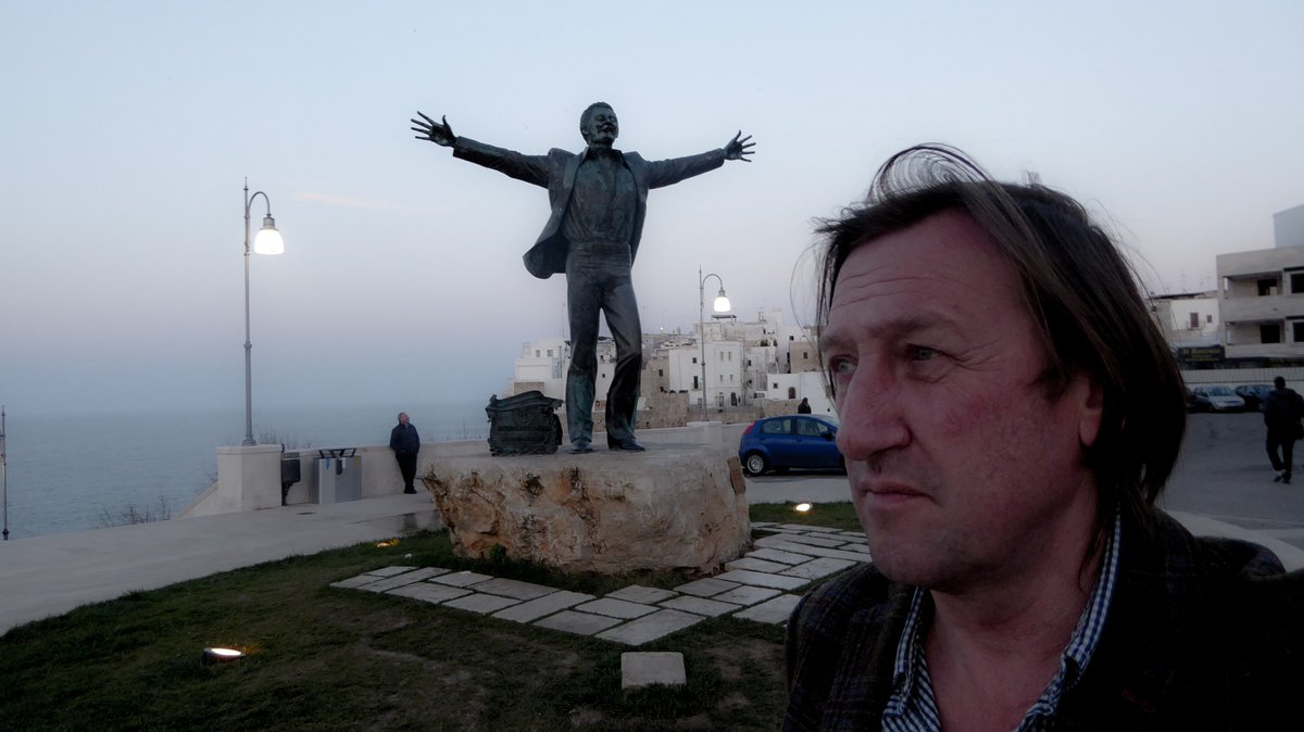 The guy behind me is Domenico Modugno, who wrote and sang the world famous Italian song Volare - see my advert and pop-up-free website martinhespfoodandtravel.com/hespfoodandtra…