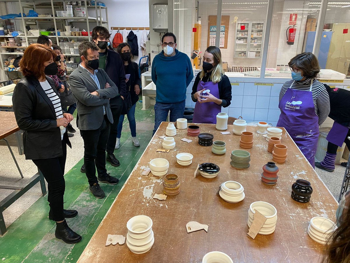 A l'Escola d’Art La Industrial coneixent els projectes de @BCN_AteneusFab. 

Els alumnes apliquen la fabricació digital a la creació de roba, de ceràmica o jocs per gent gran, i es formen en competències digitals.

La innovació en favor de la cohesió social i la sostenibilitat.
