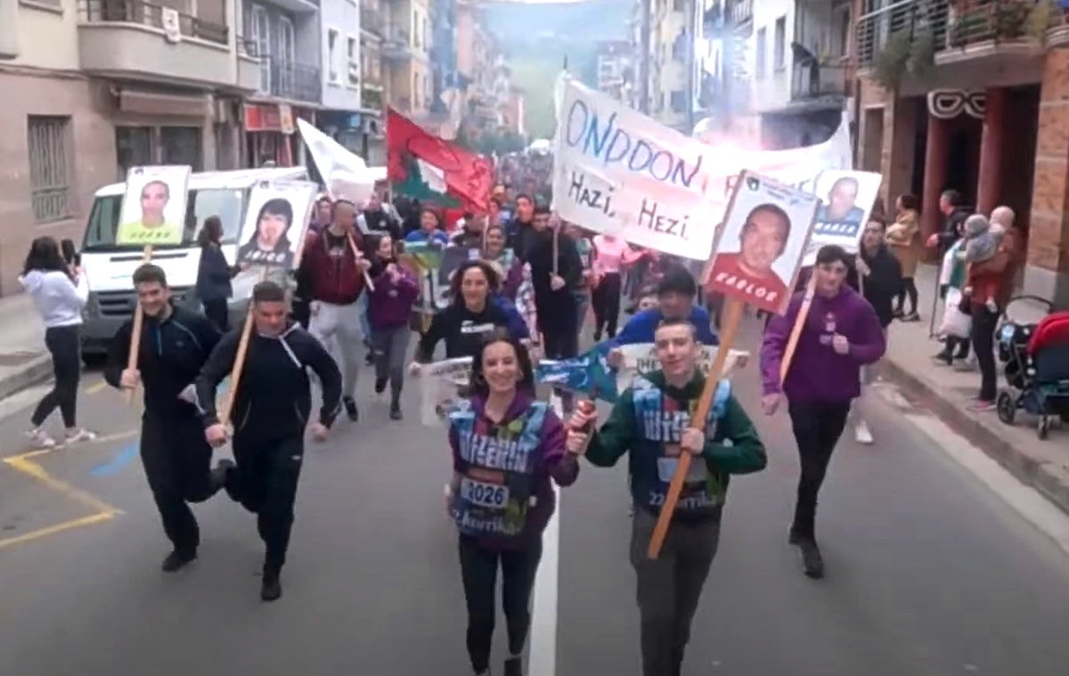 sortu_villabona's tweet photo. Gaur herriko preso politikoek ere parte hartu dute Korrikan, Onddo Gazte Asanbladaren eskutik.
Gainera Nekane Txapartegi, Asteasura heldu berri den iheslari ohia ere beraien alboan izan da.
Aupa zuek!
#PresoakEtxera #AmasaVillabona https://t.co/vSOrjyM9oM