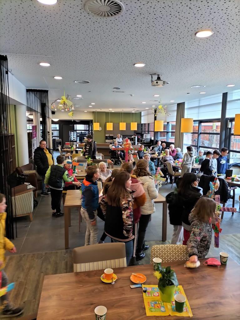 Blije gezichten bij kinderen en ouderen. Kinderen groep 5/6 <a href="/BSPiusX/">BS Pius X</a> @SAAMscholen brengen palmpaasstokken die met grote betrokkenheid zijn gemaakt door al onze kinderen!