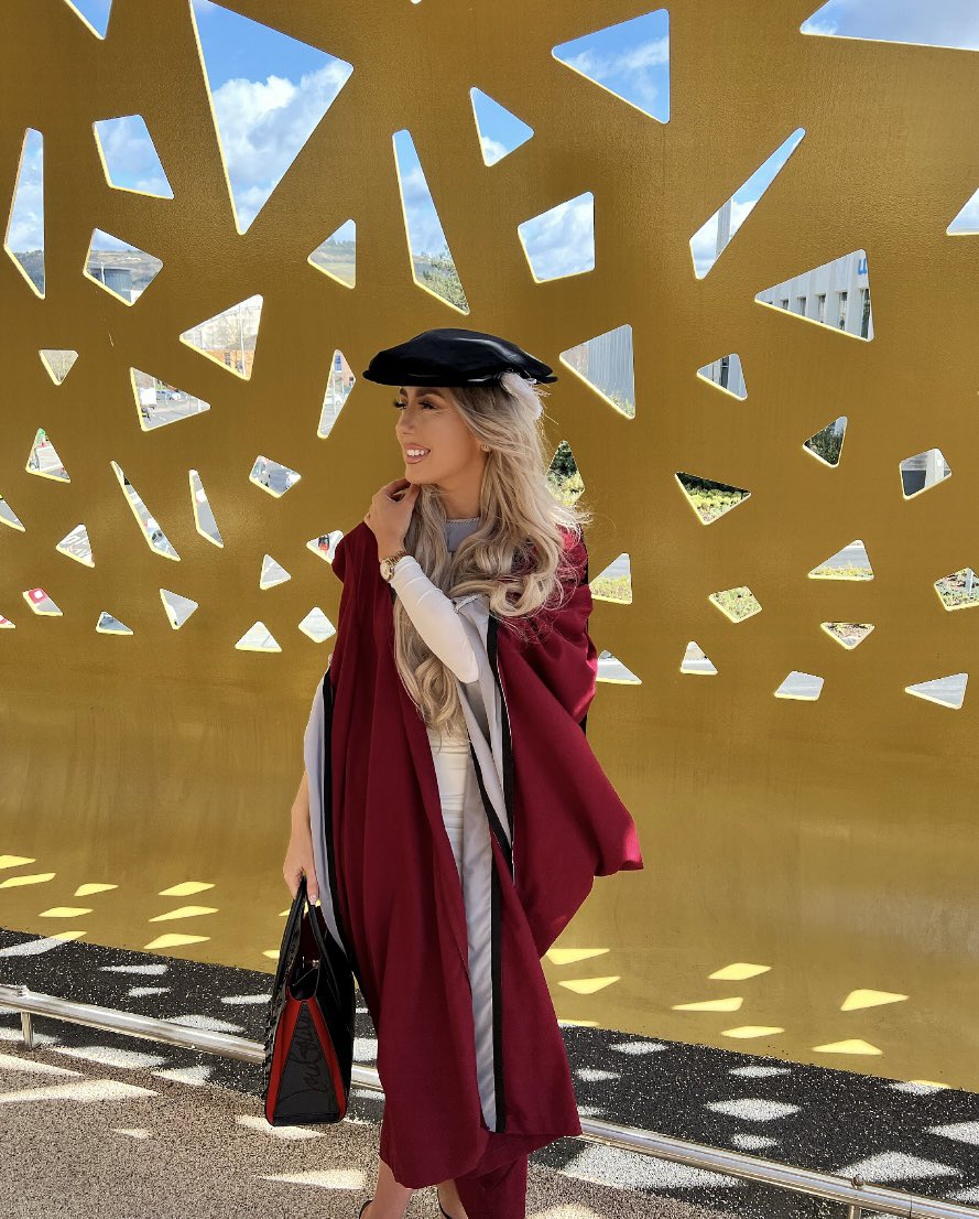 jayrees93's tweet photo. Dr Rees, est. 2020.

#graduation #swanseauniversity https://t.co/lSe9gvYJHp