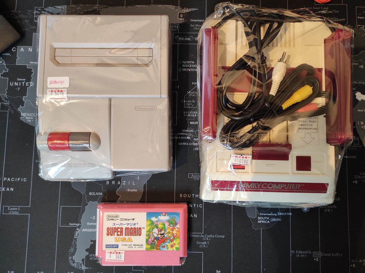 kentril73's tweet photo. Petit colis de la part de @MugenShopper reçu aujourd'hui avec la #Famicom (version moddé) et sa petite sœur la #FamicomAV. Le tout accompagné d'un p'tit Super Mario USA mais en version japonaise 😉
#RETROGAMING #retrogames #retrogamer #Nintendo #Famicom https://t.co/vPyZEWgl54