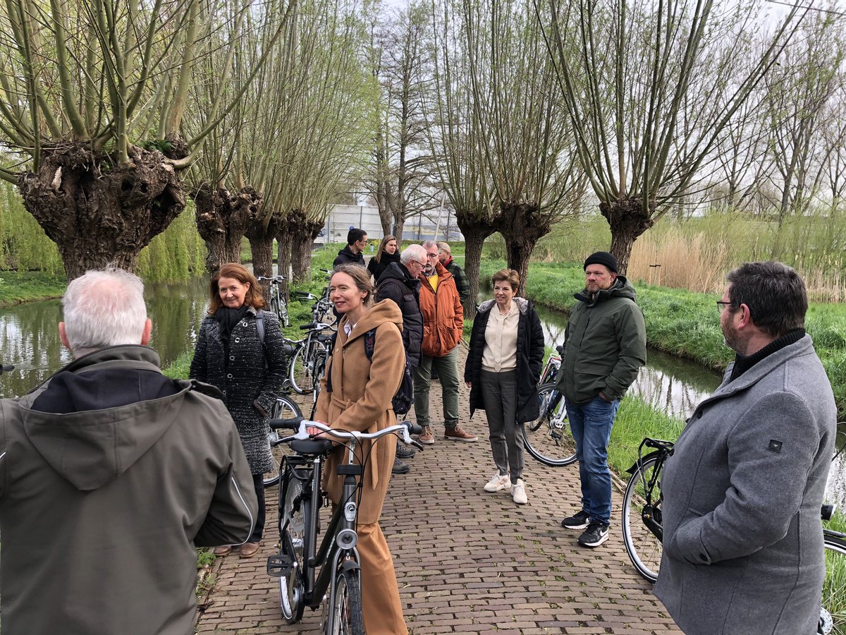 Vanmorgen zag ik een trots <a href="/Blauwzaam/">Stichting BlauwZaam</a> die de resultaten van de gebiedsdeal 4 liet zien aan <a href="/AnneKoningDelft/">Anne Koning</a> . Hoe ideeën van onderop leiden tot fraaie resultaten en meer biodiversiteit in gebouwde omgeving! #groenblauwebril