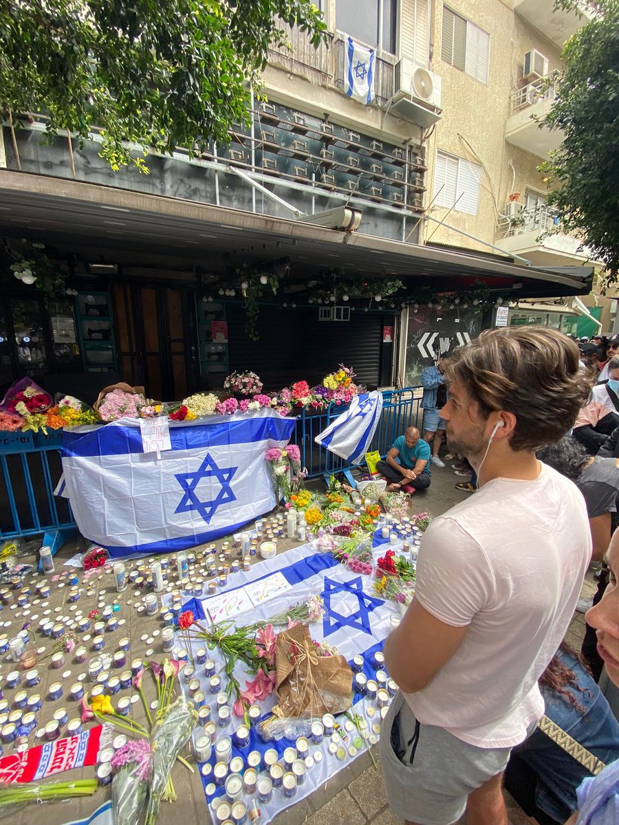 IsraelinSpanish's tweet photo. En el lugar del atentado terrorista de anoche, encendiendo velas en memoria de las víctimas y afirmando con fuerza: Somos fuertes y prevaleceremos. 

La luz y la vida vencerán a la oscuridad y la muerte. 

Am Israel Jai. El pueblo de Israel vive.  🇮🇱 https://t.co/RLdlncdxCs