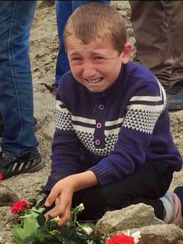 Soma'da 301 madenciyi para hırsıyla öldürenlerin dosyasını inceleyen yargıtay dairesi 'olası kast'tan binlerce yıl cezaya hükmetmişti. Bu dairenin 3 üyesi değiştirildi, cezalar düşürüldü, patron tahliye oldu. Soma davasında düşük ceza onandı. Bu çocuğun gözyaşı kabusunuz olsun.