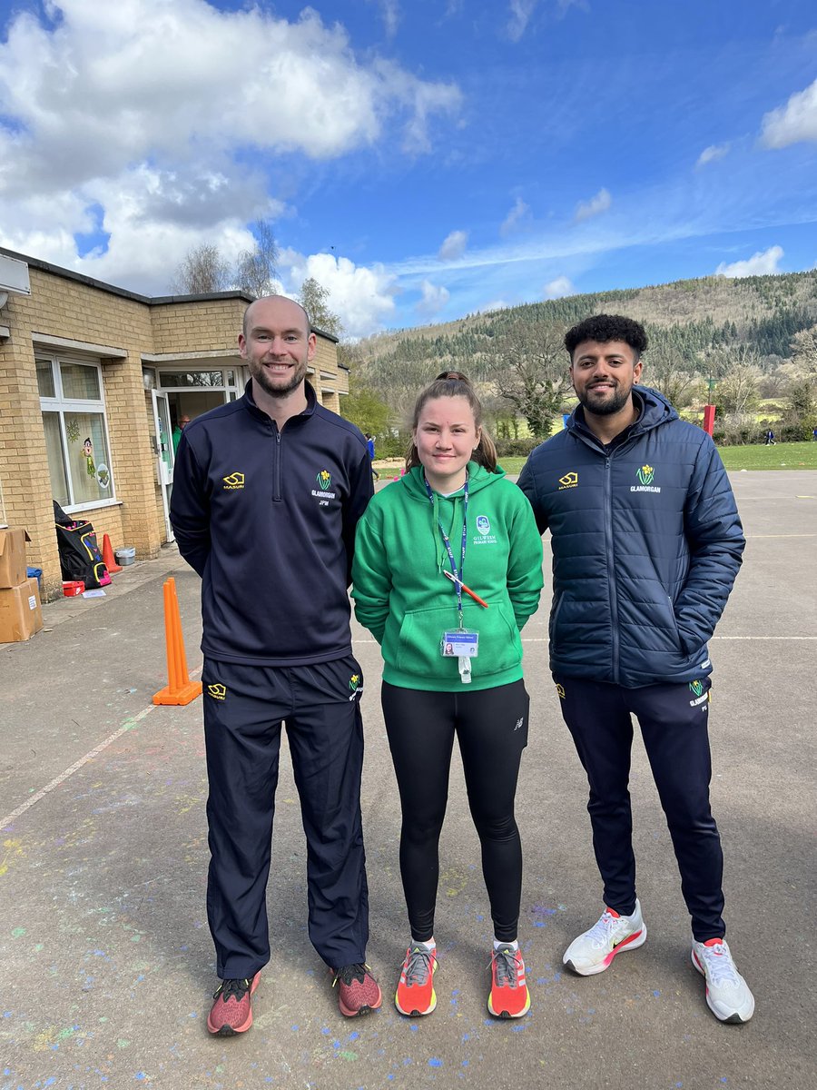 Good to see the inspirational work of @_lucyking98 getting children active and of course with 🏏👏 ecb.clubspark.uk showing @PremSisodiya16 and @Jamiemcilroy94 some tips!