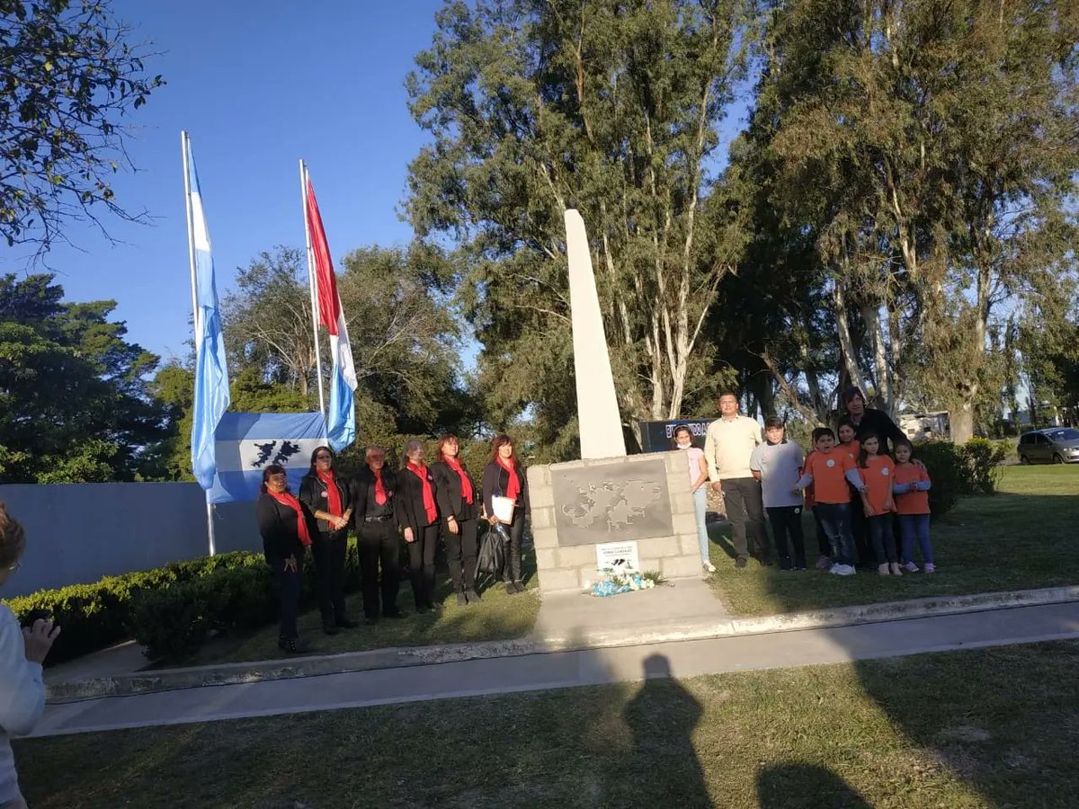 muniSaira's tweet photo. 🇦🇷 Repasamos imágenes del homenaje permanente a nuestro único sairense VGM Jorge González del último sábado.

🤝 Gracias a la comunidad, vecinos y fuerzas vivas por participar del acto protocolar en conmemoración del inicio de los 40 años de la guerra de #Malvinas. https://t.co/iuJF0b5IMm