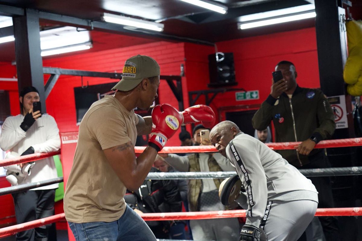ShakanPitters's tweet photo. Good unexpected pad session with the man himself @FloydMayweather SR &amp; @themoneyteam at the @pound4poundba gym 🥊💯

#TeamPitters 🦍💯 https://t.co/ZrGotF0UpH