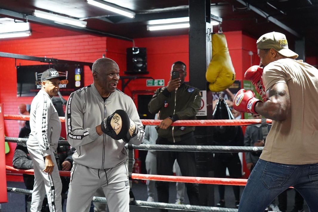 ShakanPitters's tweet photo. Good unexpected pad session with the man himself @FloydMayweather SR &amp; @themoneyteam at the @pound4poundba gym 🥊💯

#TeamPitters 🦍💯 https://t.co/ZrGotF0UpH