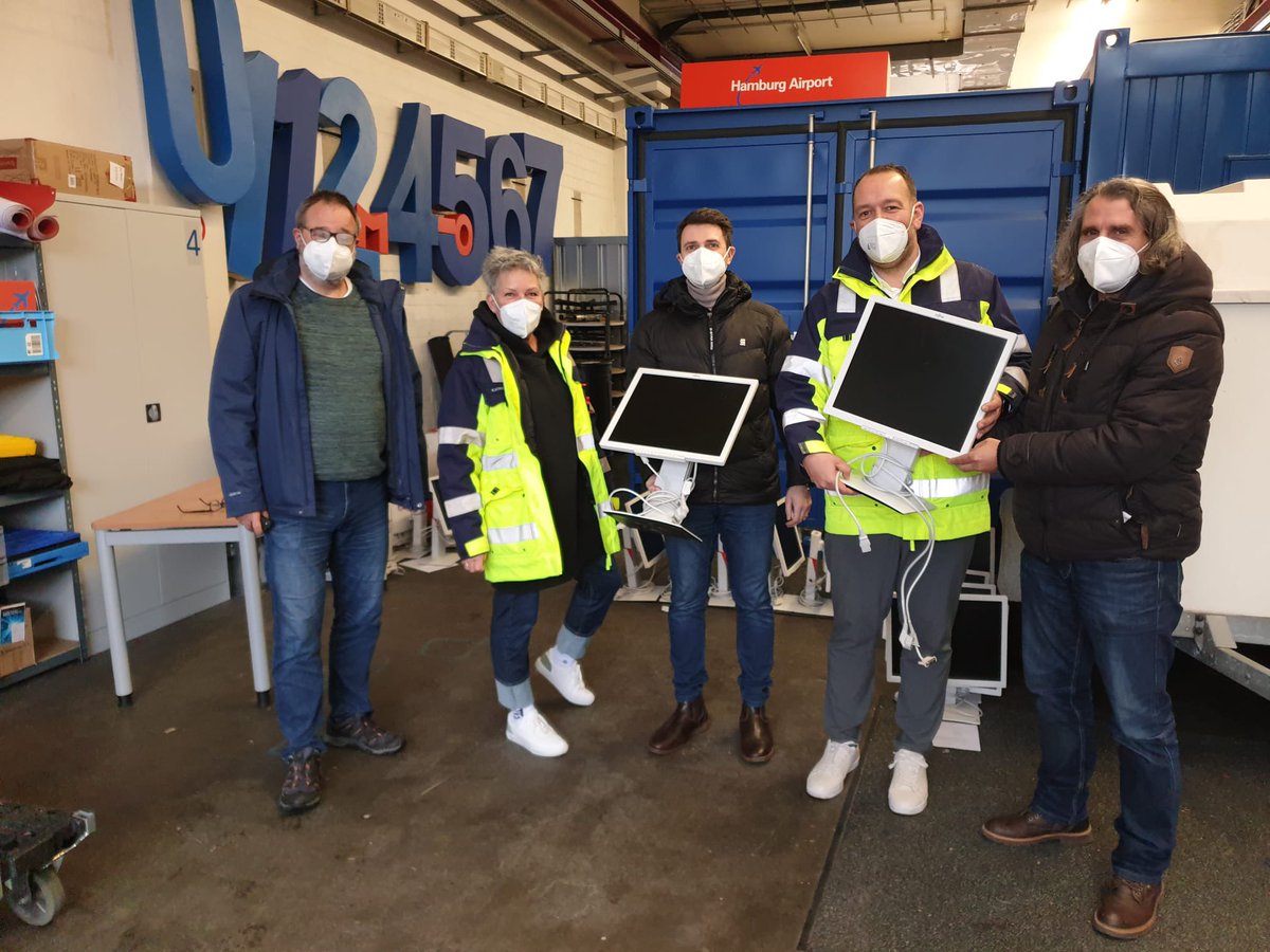 HAM_Presse's tweet photo. 👍Unser anpackendes Nachbarschaftsteam denkt immer an die Ehrenamtlichen!😘Aus dem Terminalbetrieb wurden uns 160 Monitore überlassen, die nun in Vereinen, Kirchen, Schulen und anderen Einrichtungen rund um @HamburgAirport zum Einsatz kommen. #Ehrenamt #CommunityEngagement https://t.co/P6MSmdgw60