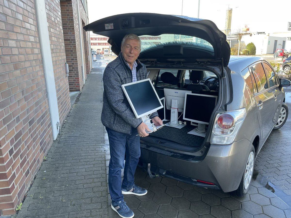 HAM_Presse's tweet photo. 👍Unser anpackendes Nachbarschaftsteam denkt immer an die Ehrenamtlichen!😘Aus dem Terminalbetrieb wurden uns 160 Monitore überlassen, die nun in Vereinen, Kirchen, Schulen und anderen Einrichtungen rund um @HamburgAirport zum Einsatz kommen. #Ehrenamt #CommunityEngagement https://t.co/P6MSmdgw60