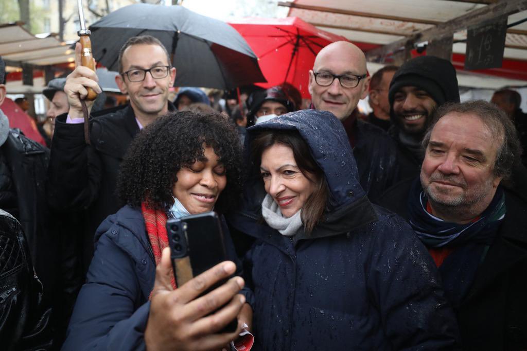 selmani_ryad's tweet photo. Aux côtés de notre candidate @Anne_Hidalgo à #Beleville dans cette dernière ligne droite pour ensemble changer d’avenir 🌹✊🏽 La pluie n’aura pas eu raison de notre engagement sans faille pour une gauche sociale et écologique.
Le 10 Avril #JeVoteHidalgo #presidentielles2022 https://t.co/Vb1onH6D63