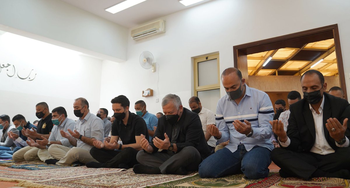 AlghadNews's tweet photo. #عاجل 
الملك وولي العهد، يؤديان صلاة الجمعة الأولى من شهر رمضان المبارك في مسجد الحرس الملكي بالعقبة 
https://t.co/dsgXusldoL 
#الغد #الأردن #رمضان #رمضان_كريم https://t.co/BHbPrvaplQ