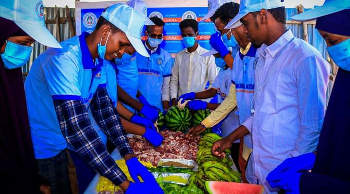MAQSO4's tweet photo. #Day7 Due to #Ramadan and increased need of iftar, Students of Somali National University denoted a packages of food to Marginalised families in IDPs of #Mogadishu #Somalia.

Contact:
EVC-plus: +252610888341
E-DAHAB: 628012021
SALAAM BANK: 32182982. https://t.co/qeHFt2Mlou
