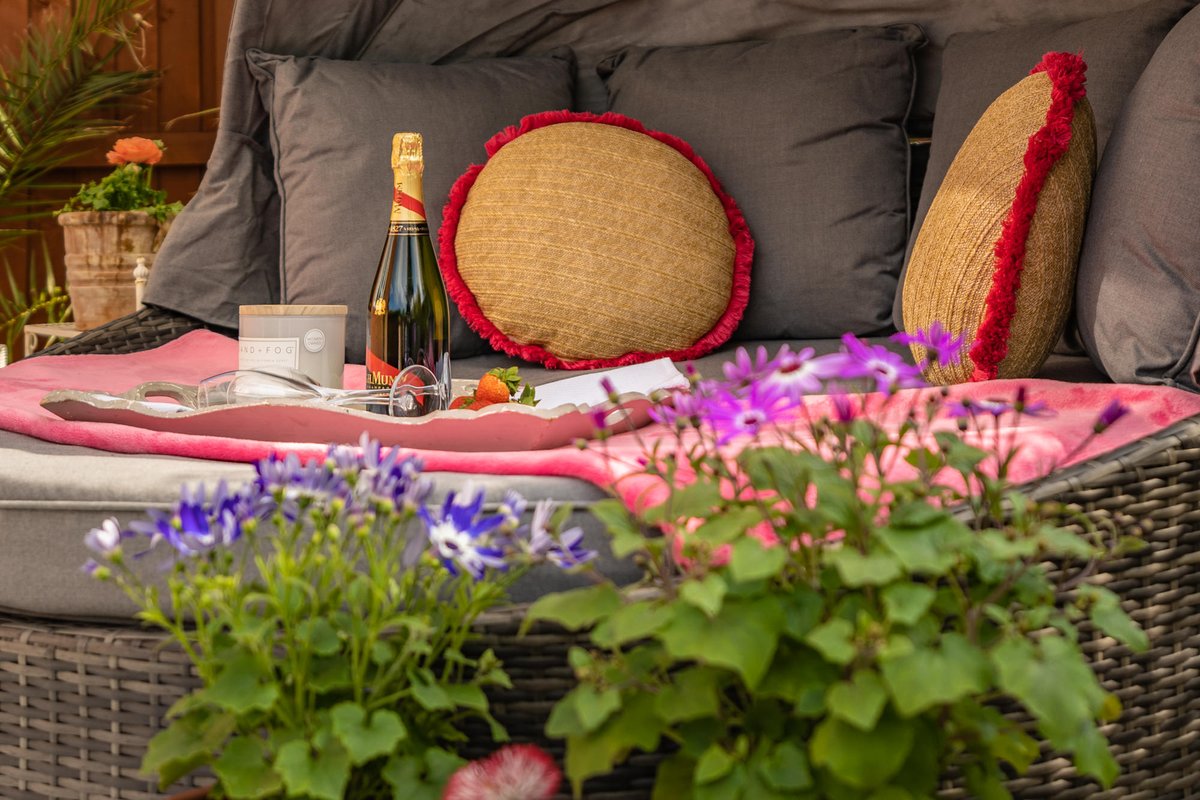 TateRowlands's tweet photo. Looking forward to those summer shots! 🌷💜☀️

#taterowlands #estateagents #summer #sellyourhome #flintshire https://t.co/UxsuRabnRJ