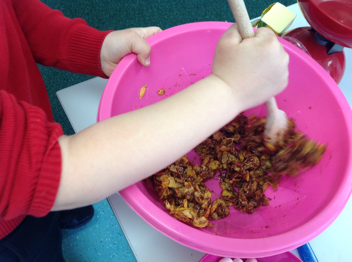 HollyfastSchool's tweet photo. Look at our delicious chocolate Easter nests. #chocolatefun #measuringmaths #acrackingday https://t.co/fqR05HUhw1