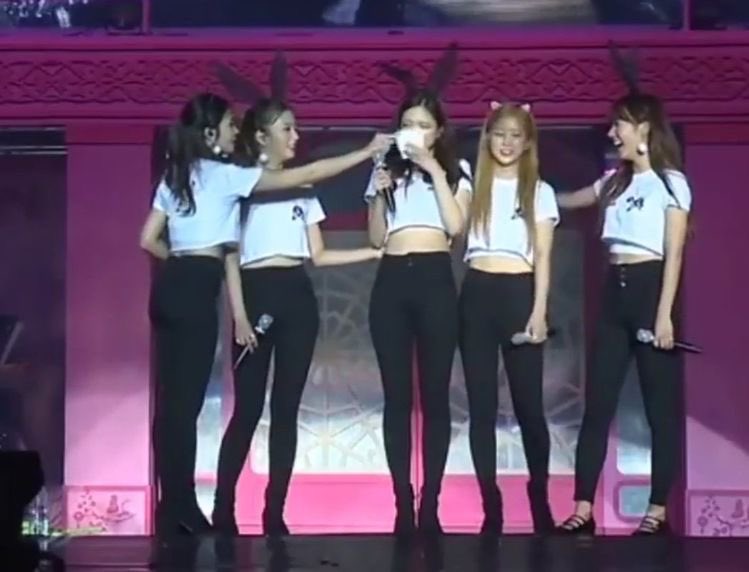 naeunicon's tweet photo. “how can i abandon the group that raised me?” — naeun, when suggested to leave her group of 11 years. 

crying. screaming. throwing up. https://t.co/fsSaAPRKZW
