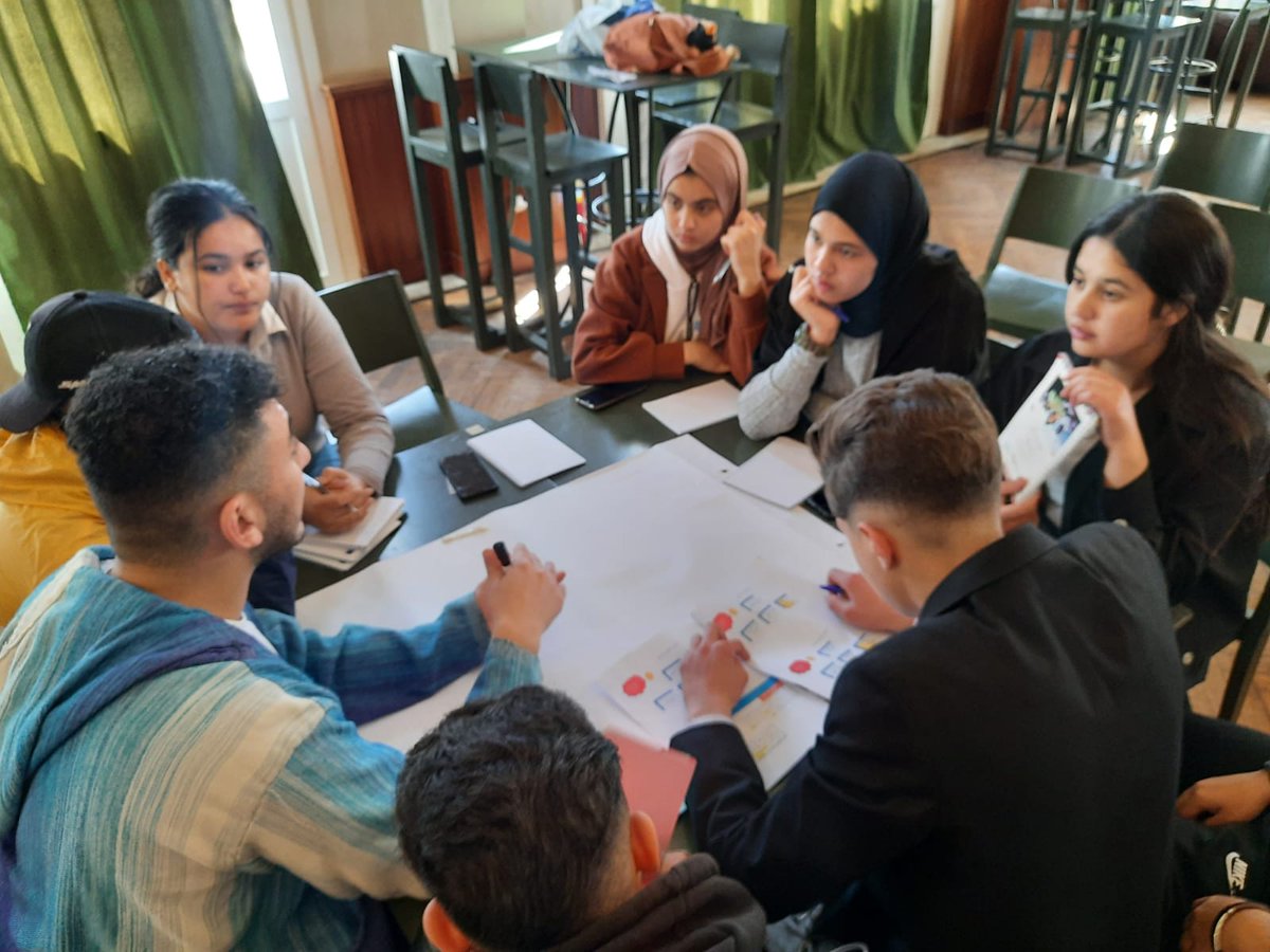 UNICEFMaroc's tweet photo. Après avoir découvert différents aspects programmatiques de l'UNICEF et participé à différents ateliers et visite terrain, les membres du comité participatif adolescents & jeunes #CPAJ travaillent en groupe pour la préparation de leur plan d’action pour l'année 2022.
#YOUTH💪 https://t.co/i7UN4WlVI4