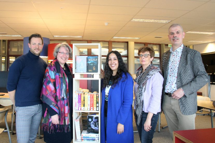 Oostenlicht start met dBOS VO met Bibliotheek Noord-Veluwe
Docenten Groen en Kruithof, auteur Thijssen, bibliotheekdirecteur van de Weg en Oostenlicht directeur Leeflang bij een van de door...
is.gd/YxbCDU