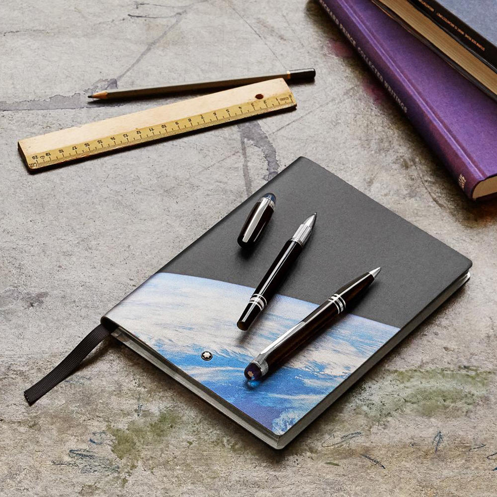 BBDiamonds's tweet image. A fountain pen for those that look to the sky for inspiration.

This @montblanc_world pen celebrates space exploration.

View this elegant writing instrument online at ow.ly/n6Pn50IAvCq.

#Montblanc #StarWalker #MarkMakers #InspireWriting