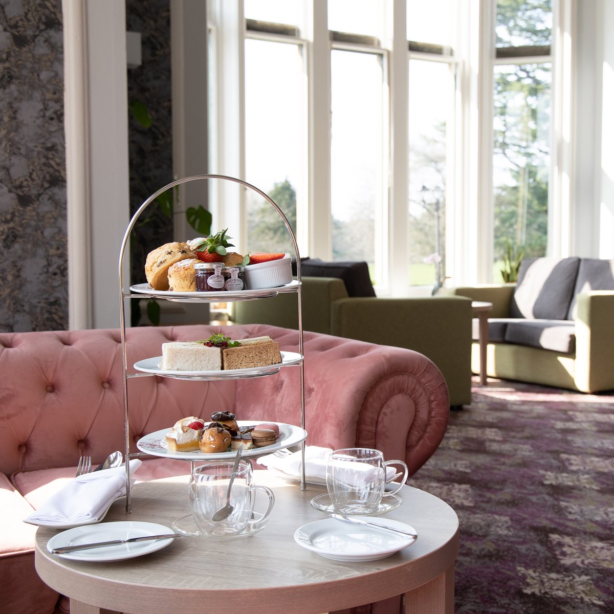 HotelWroxall's tweet photo. With Easter just over a week away, now's the perfect time to book a weekend away or a delicious meal to enjoy with your loved ones.

#easter #sundayroast #sundaylunch #warwick #warwickshire #eatout #publunch #ukhotel #easterweekend #afternoontea #warwick #warwickshirehotel https://t.co/4lyuoeX2XZ