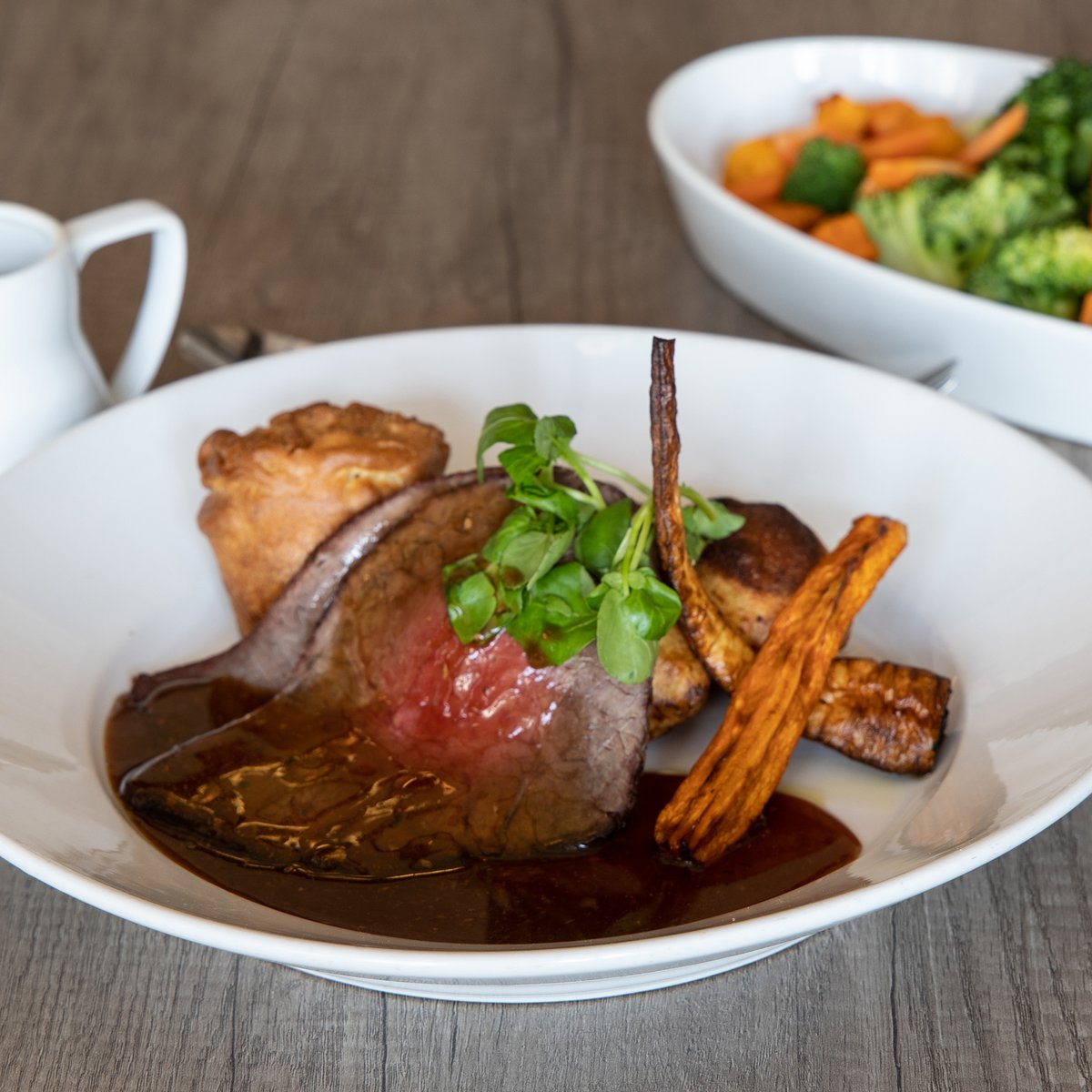 HotelWroxall's tweet photo. With Easter just over a week away, now's the perfect time to book a weekend away or a delicious meal to enjoy with your loved ones.

#easter #sundayroast #sundaylunch #warwick #warwickshire #eatout #publunch #ukhotel #easterweekend #afternoontea #warwick #warwickshirehotel https://t.co/4lyuoeX2XZ