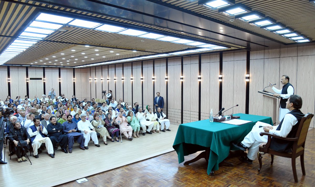 PakPMO's tweet photo. Prime Minister @ImranKhanPTI presides over the Parliamentary Party Meeting: https://t.co/KrMrHJai7J