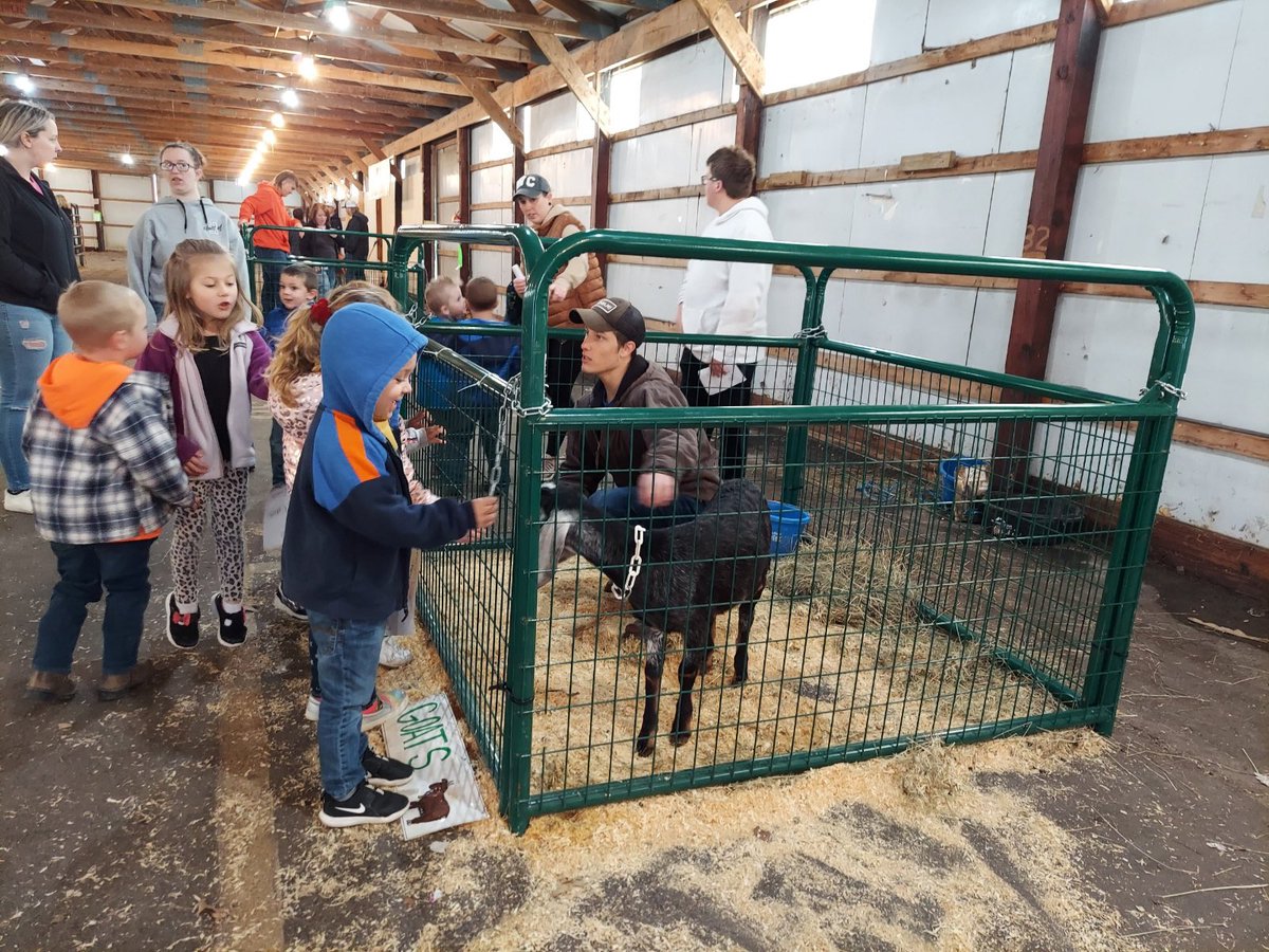 UnionCityFFA's tweet photo. Some of Union Cities FFA members went to help with this year ag days. They helped with the animals and leading groups. Thank you to everyone that helped this year! https://t.co/Tu3oQ7MVuG