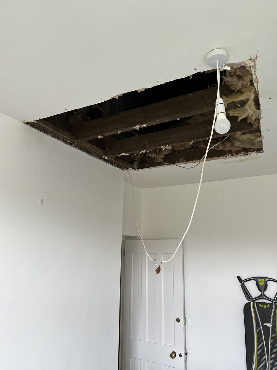 antoniobertossi's tweet photo. Thanks @lb_southwark, someone came around to secure the room and clear the mess! Also, scaffolding going up. Hoping a roof engineer can check / repair the roof today. https://t.co/xZTXOgSiXX