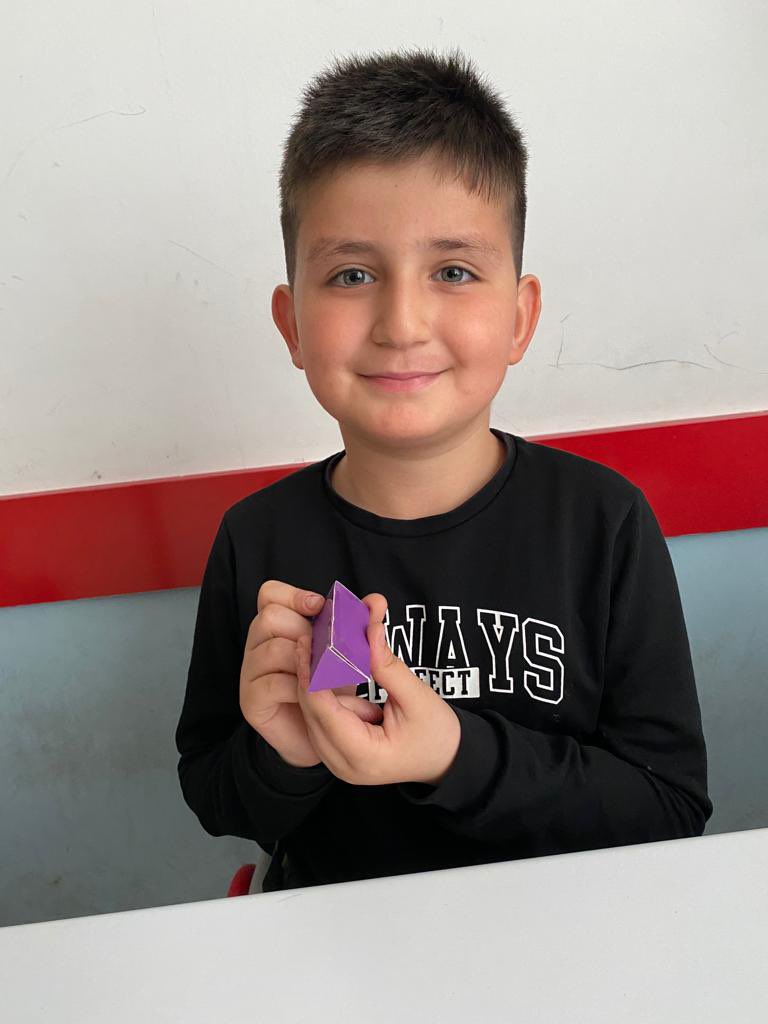 3/A sınıfı matematik dersinde “Geometrik Cisimleri” tanıttı. 💜👏🏻