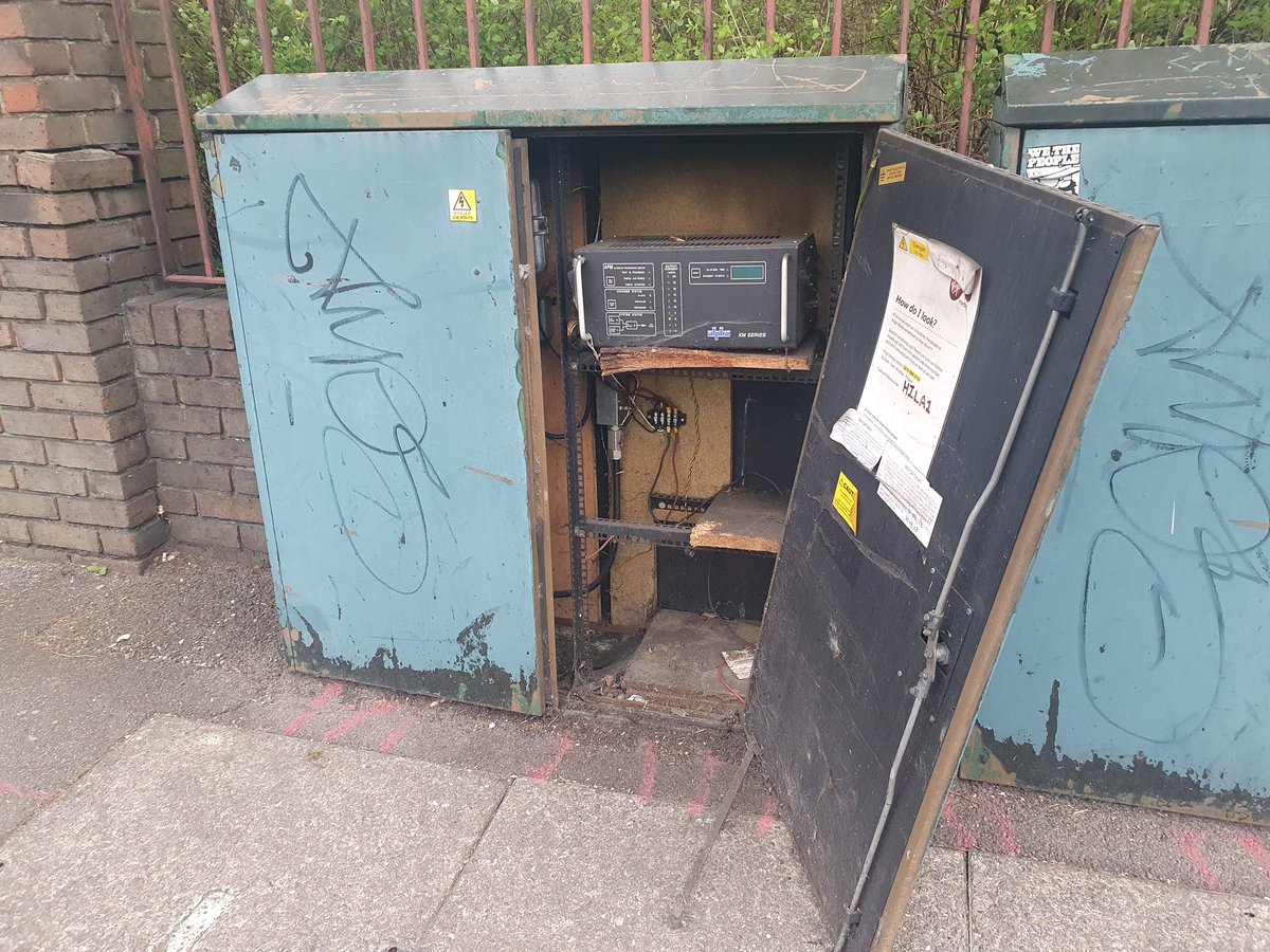 agopeech's tweet photo. @virginmedia Hi,
I saw this cabinet left open while walking down to the bus stop.
Ref HILA1 https://t.co/WiYy8ypjN5