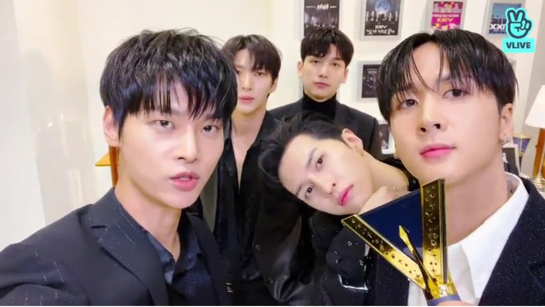 hourlyneo's tweet photo. I MISSED THEM SO MUCHM. MISSED THIS VIEW 😭😭 WHEN HAKYEON TAKES THE CAMERA AND THE OTHERS GATHER AROUND HIM LIKE CUTE LITTLW CHICKS 😭😭🥺 https://t.co/WMtwRqcavY